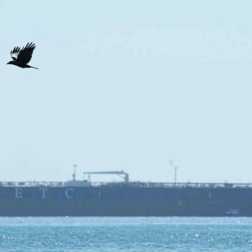 Oil falls to $98 as Saudi Arabia signals East-West pipeline reopening
